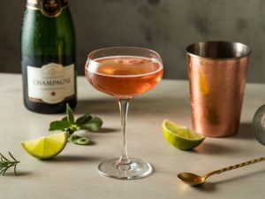 Cocktails with champagne that elevate your weekend gatherings